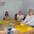 Svenja Horeis (FSJlerin), Barbara Leicht und Emma Wiese (beide Theologische Bildung) (von links) stellen für die „Lange Nacht des Miteinanders“ eine Sternengirlande her.
