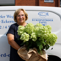 Petra Winter freut sich über ihr Abschiedsgeschenk. 